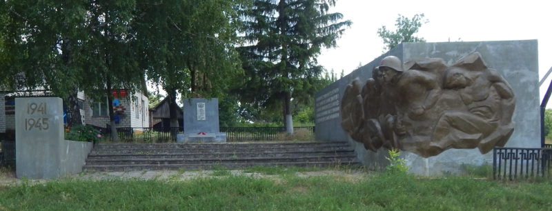 с. Каменка Обоянского р-на. Памятник, установленный в 1962 году на братской могиле, в которой захоронено 7 советских воинов, в т.ч. 1 неизвестный.