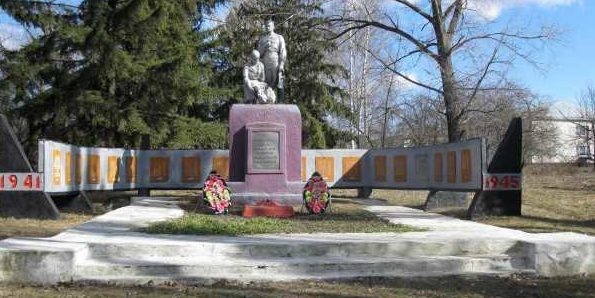 с. Мокрушино Беловского р-на. Памятник, установленный на братской могиле, в которой похоронено 4 советских воинов, в т.ч. 2 неизвестных, погибших в марте 1943 г.