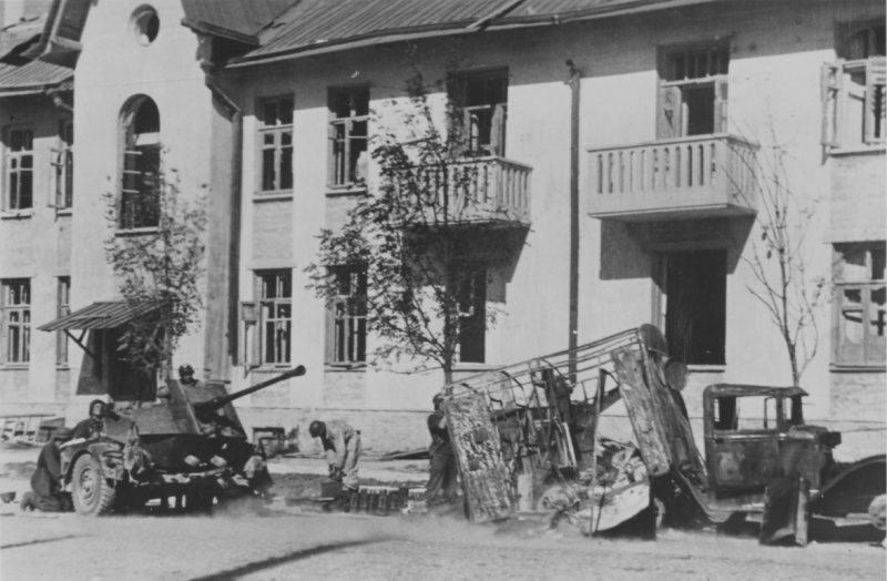Расчеты немецких 37-мм зенитных орудий в Новороссийске. Сентябрь 1942 г. 