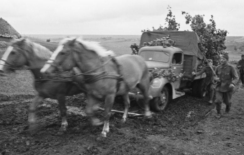 Венгерские солдаты вытаскивают грузовик с помощью запряженных лошадей. 1942 г. 