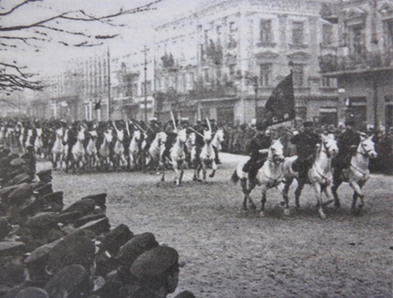 Кавалеристы Красной Армии на параде во Львове. Октябрь 1939 г.