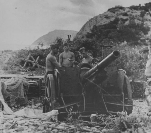Немецкие артиллеристы на позициях под Новороссийском. Сентябрь 1942 г.