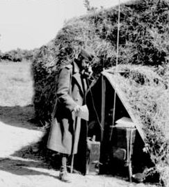Румынский солдат у радиостанции. 1942 г. 