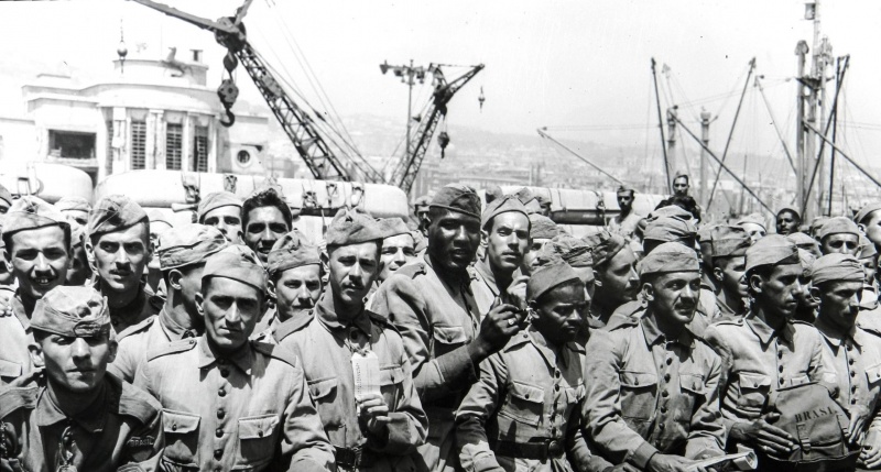 Солдаты бразильского экспедиционного корпуса на палубе транспортного судна, перед высадкой в порту Неаполя. Июль 1944 г. 