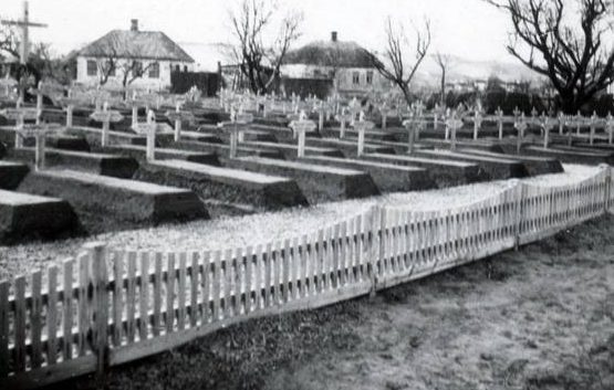 Немецкое кладбище на окраине города. 1942 г.