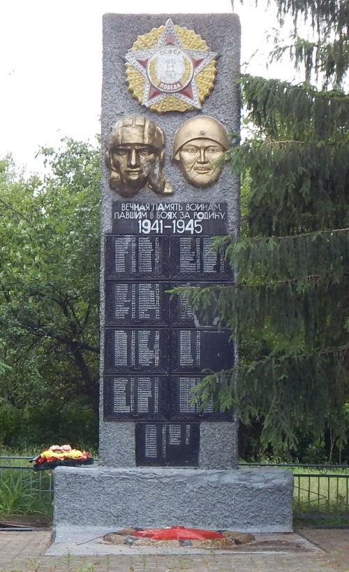 х. Пенский Беловского р-на. Памятник, установленный в 1961 году на братской могиле, в которой похоронено 13 советских воинов, в т.ч. 3 неизвестных, погибших в марте 1943 г.