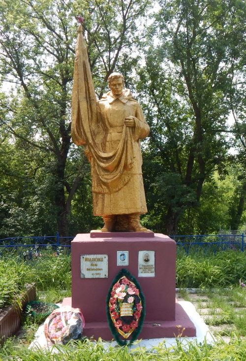 с. Нижнее Солотино Обоянского р-на. Памятник, установленный в 1948 году на братской могиле, в которой захоронено 52 советских воинов, в т.ч. 30 неизвестных.