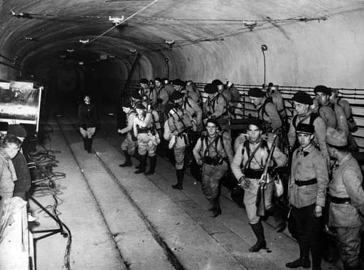 Военнослужащие форта в подземной галерее. 1938 г.