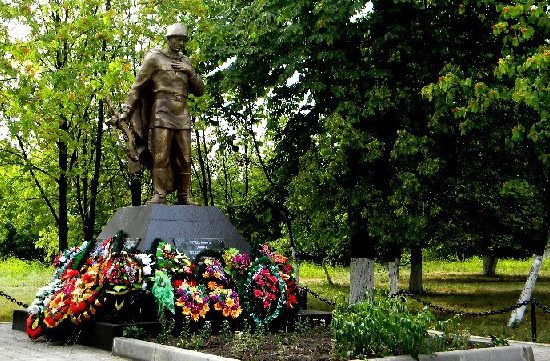 п. Конышевка. Памятник, установленный в 1953 году на братской могиле, в которой захоронен 183 советских воинов. 
