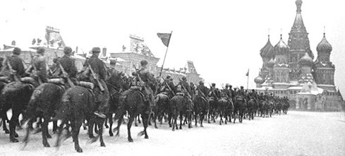 Конница идет парадом на фронт через Красную Площадь. 7 ноября 1941 г.