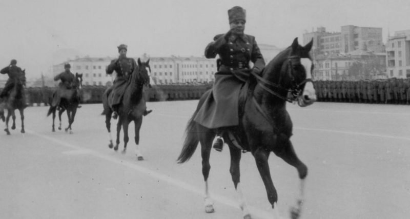 Маршал К. Ворошилов и генерал-лейтенант М. Пуркаев объезжают войска на военном параде в Куйбышеве 7 ноября 1941 г.