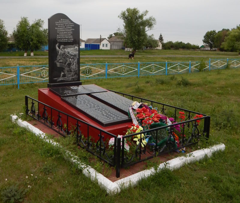 с. Пены Беловского р-на. Памятник на кладбище, установленный на братской могиле, в которой похоронено 6 советских воинов, погибших в марте 1943 г.