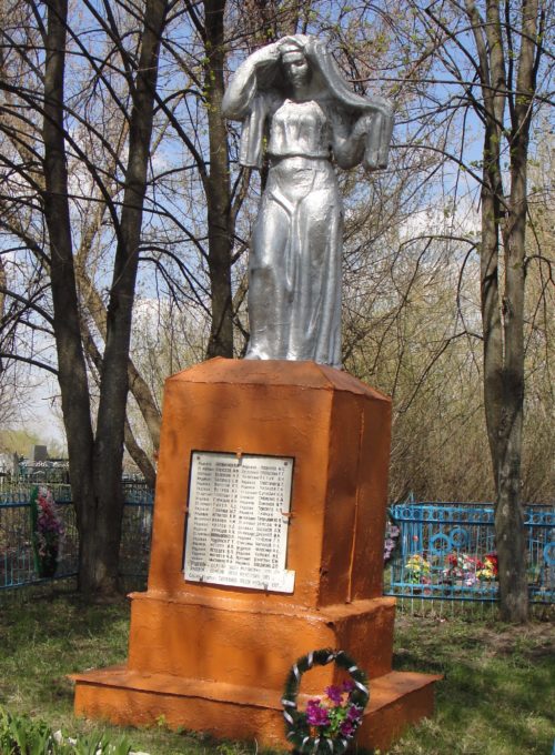 с. Машкино Конышёвского р-на. Памятник, установленный в 1952 году на братской могиле, в которой захоронено 50 советский воинов, в т.ч. 5 неизвестных, погибших в феврале 1943 г.