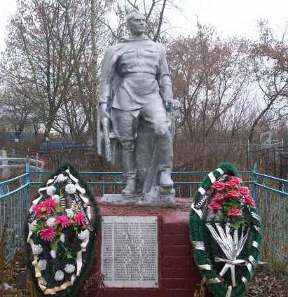 с. Платава Конышёвского р-на. Памятник, установленный в 1956 году на братской могиле, в которой захоронено 44 советский воинов, в т.ч. 2 неизвестных, погибших в феврале 1943 г.