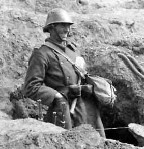 Румынский пехотинец в лисьей норе возле Севастополя. 1942 г.