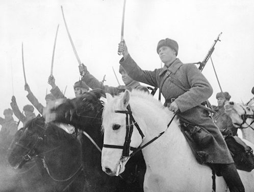 Советские кавалеристы в строю во время битвы за Москву. 