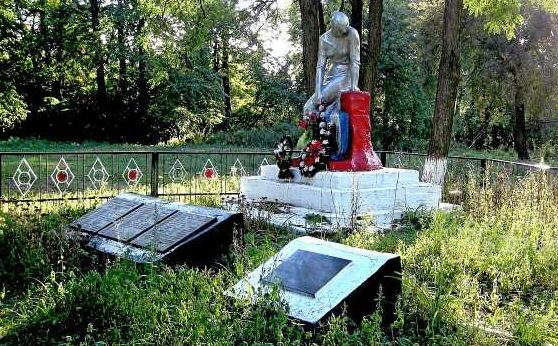 с. Щеголек Беловского р-на. Памятник, установленный в 1963 году на братской могиле, в которой похоронено 45 советских воинов, погибших в марте 1943 г.