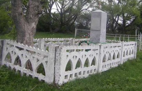 с. Юрьевка Конышёвского р-на. Памятник, установленный в 1950 году на братской могиле, в которой захоронено 11 советский воинов, в т.ч. 1 неизвестный. 