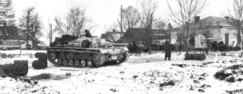 Немецкое штурмовое орудие StuG III в пригороде Новороссийска. Декабрь 1942 г. 