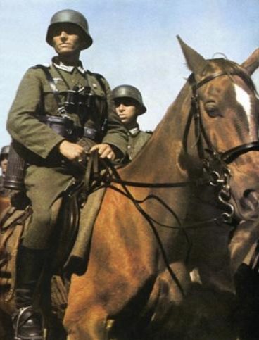 Немецкие кавалеристы на учениях. 1939 г.