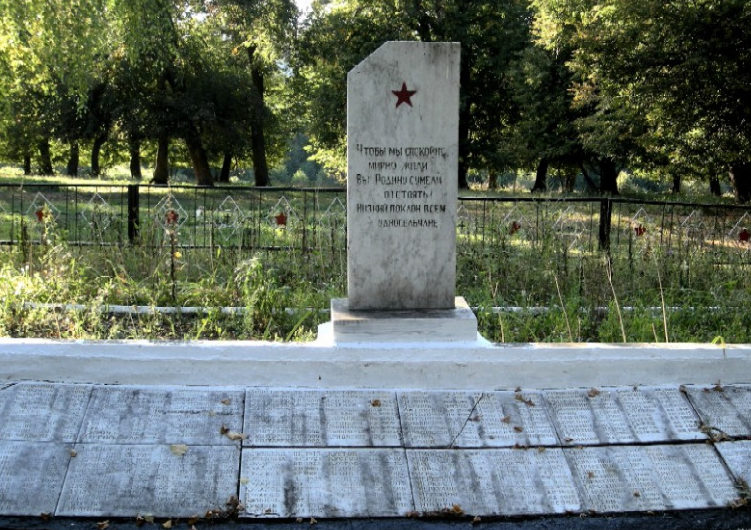 с. Щеголек Беловского р-на. Братская могила воинов, погибших в феврале 1943 года. 