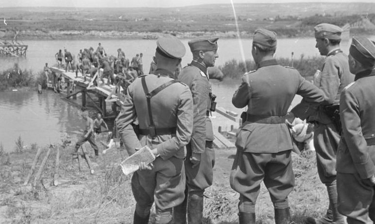 Румыно-германские войска переправляются через реку Прут. 22 июня 1941 г. 