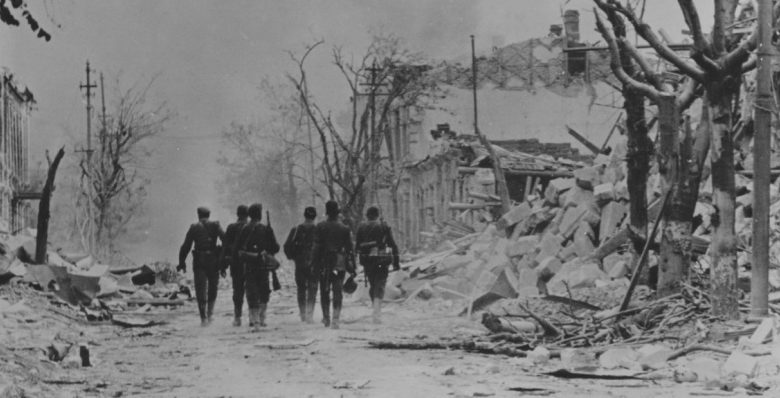 Румынские солдаты на разрушенной улице Севастополя. 1942 г. 