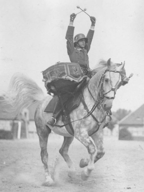 Барабанщик оркестра немецкой кавалерийской части. 1939 г.