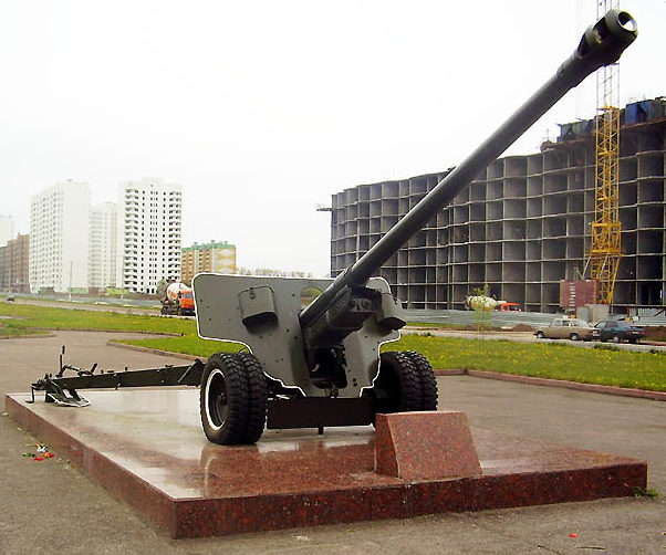 Памятник-пушка калибром 100-мм.
