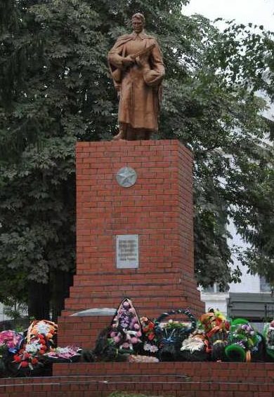 с. Большое Солдатское. Памятник, установленный на братской могиле, в которой похоронено 202 советских воинов, в т.ч. 51 неизвестный, погибших в марте 1943 г.