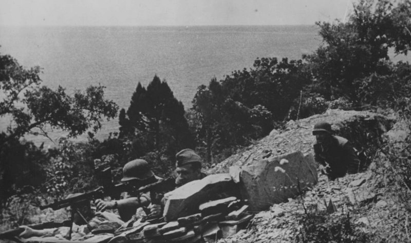 Венгерские солдаты в окопе под Новороссийском. 1942 г. 