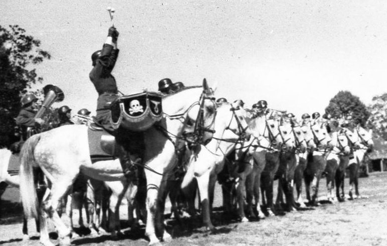 Барабанщик оркестра немецкой кавалерийской части. 1939 г. 