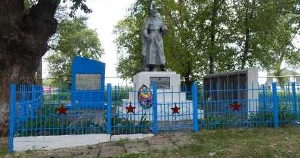 с. Павловка Обоянского р-на. Памятник, установленный в 1963 году на братской могиле, в которой захоронено 73 советских воинов, в т.ч. 25 неизвестных.