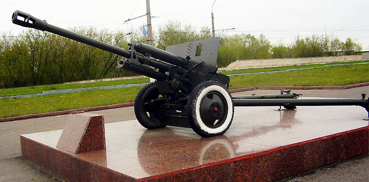 Памятник-пушка ЗИС-3. 