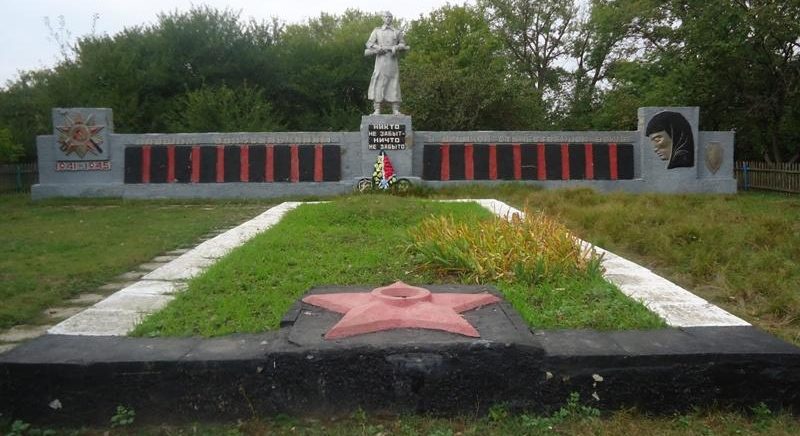 с. Извеково Большесолдатского р-на. Мемориал советским воинам.