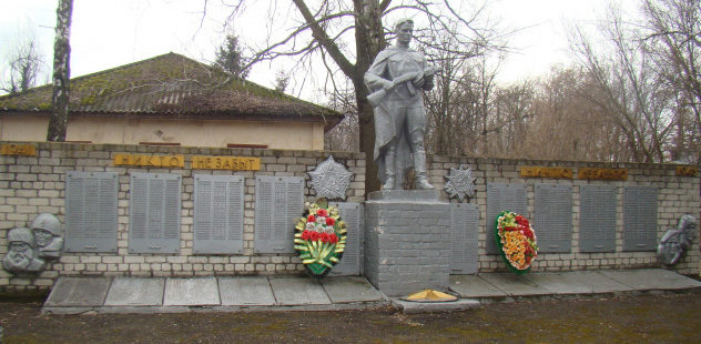 п. Коренево. Памятник по улице Орджоникидзе, установленный в 1978 году на братской могиле, в которой похоронен 321 советский воин, в т.ч. 58 неизвестных, погибших в марте 1943 г. 