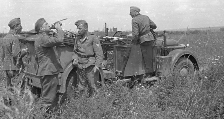 Немецкая пехота в ожидании переправы. 22 июня 1941 г.