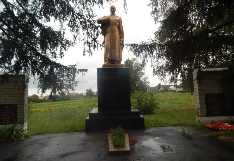 д. Козыревка Большесолдатского р-на. Братская могила советских воинов, погибших в боях в 1941 г.