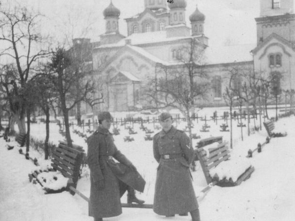 Зима в оккупированном городе. 1942 г. 