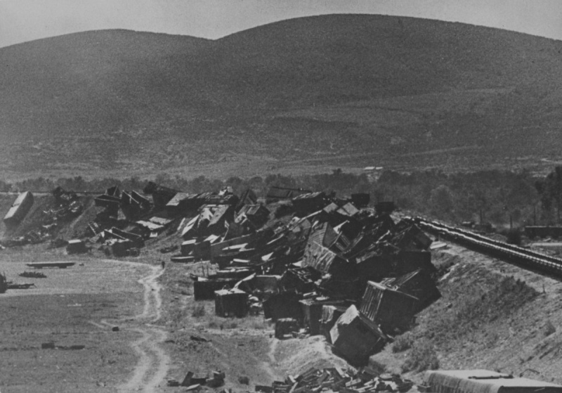 Разбитый эшелон у железной дороги на окраине Новороссийска. 1942 г. 