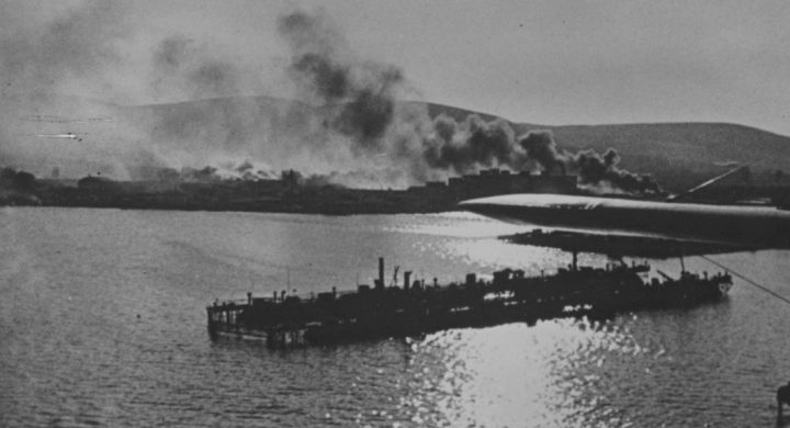Вид с немецкого самолета на пожары на окраине Новороссийска. 1942 г. 