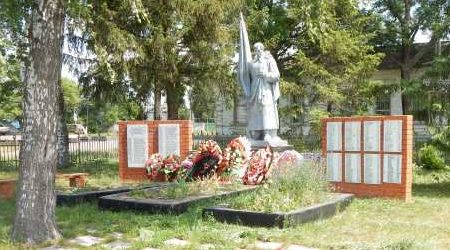 с. Рыбинские Буды Обоянского р-на. Памятник, установленный в 1961 году на братской могиле, в которой захоронено 168 советских воинов, в т.ч. 114 неизвестных.