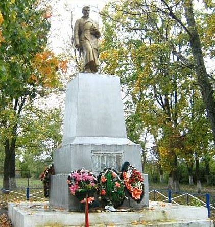 с. Любимовка Большесолдатского р-на. Памятник, установленный на братской могиле, в которой похоронено 189 советских воинов, в т.ч. 126 неизвестных, погибших в марте 1943 г.