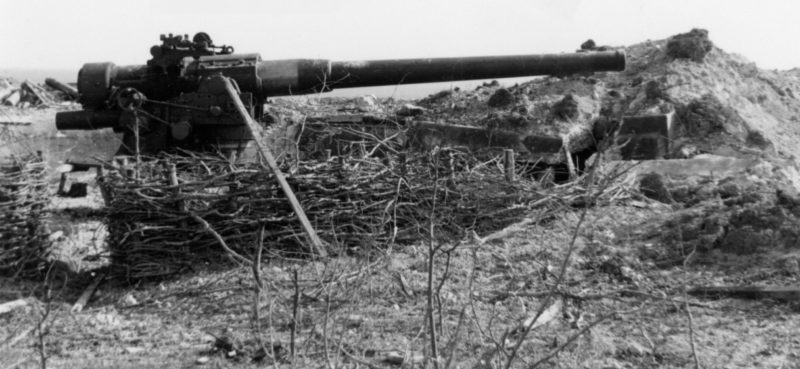 Взорванные орудия 31-й береговой батареи. 1942 г.