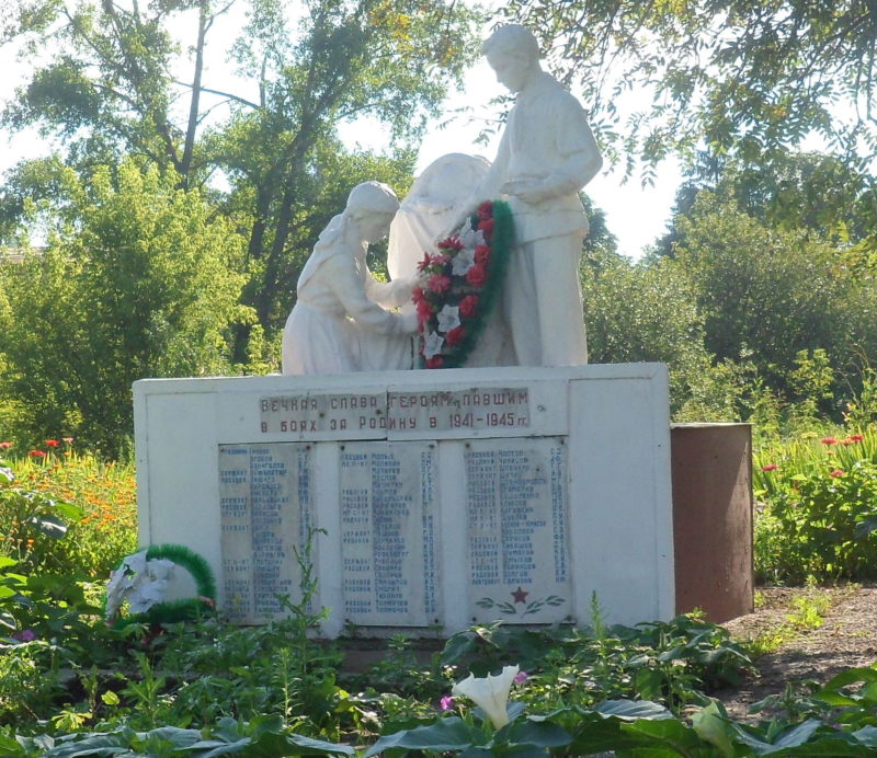 п. Коренево. Памятник у школы №2, установленный на братской могиле, в которой похоронены советские воины, погибшие в марте 1943 года.