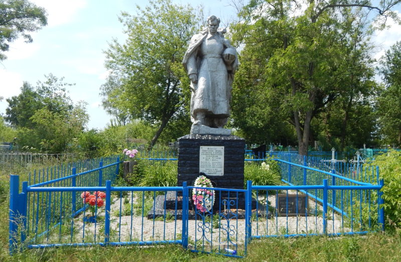 с. Трубеж Обоянского р-на. Памятник, установленный в 1968 году на братской могиле, в которой захоронено 37 советских воинов, в т.ч. 24 неизвестных.