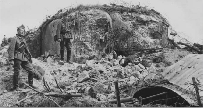 Немецкие солдаты у захваченного каземата на линии Мажино. Июнь 1940 г.