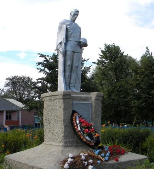 с. Любимовка Кореневского р-на. Памятник погибшим односельчанам, установленный в 1968 году в центре села.