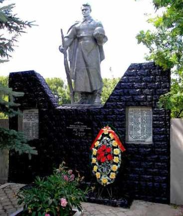 с. Усланка Обоянского р-на. Памятник, установленный в 1963 году на братской могиле, в которой захоронено 70 советских воинов, в т.ч. 37 неизвестных.