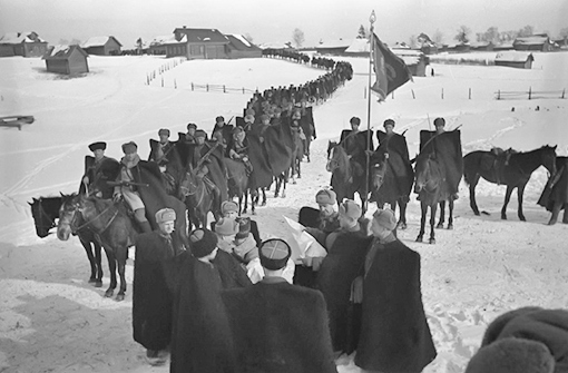 Генерал- майор Доватор с кавалеристами в Подмосковье.1941 г.